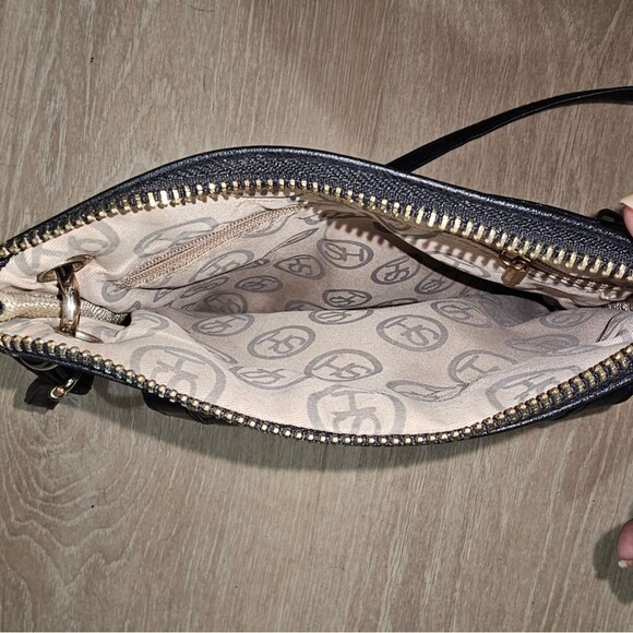 Sag Harbor -  Purse Cross Body Multiple Pockets - Black - Brass Hardware - Picture 7 of 12